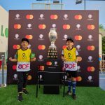 Mastercard lleva el trofeo de la CONMEBOL Copa América™ a los niños y niñas de Fútbol Más Perú. 